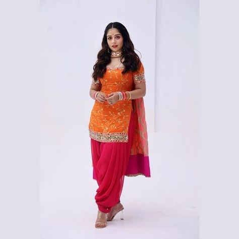 Ladies Suits Indian, Punjabi Dress Design, Simple Indian Suits, Patiala Dress, Suit Dupatta, Long Sleeve Dresses Fall, Patiala Suit Designs, Fashion Show Dresses, Diwali Outfits