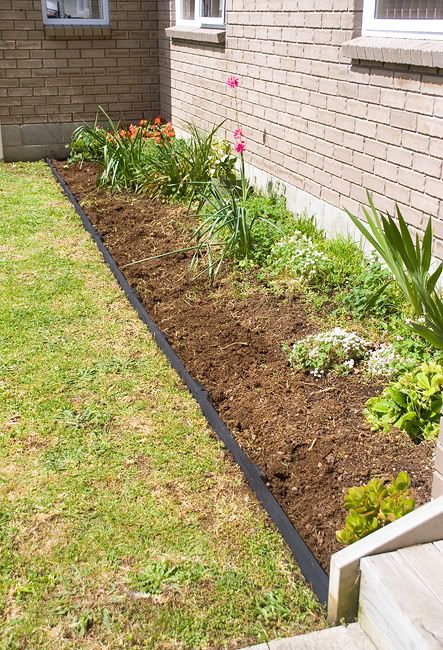 Simple and easy garden edging featured on Remodelaholic.com Timber Garden Edging, Wood Garden Beds, Things Paint, Flower Bed Edging, Landscape Timbers, Diy Garden Bed, Landscape Borders, Jardim Diy, Lawn Edging