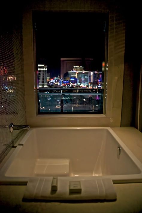 Cosmopolitan Hotel - Las Vegas Hotel Bath Aesthetic, Bellagio Las Vegas Rooms, Houses In Las Vegas, Las Vegas Houses, Fancy Hotel Room, Vegas Apartments, Las Vegas Hotel Room, Vegas Bathroom, Hotel Room Bathroom