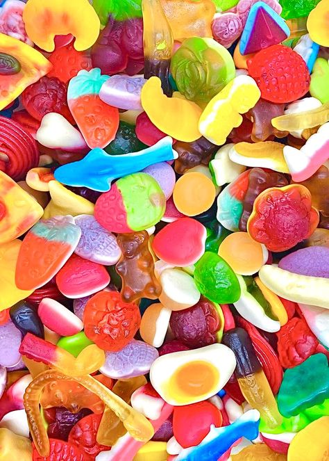 Jelly Candies, Candy Salad, Lolly Jars, Gummi Candy, Gummy Sweets, Candy Background, Gummy Candies, Rose Gold Wedding Cakes, Rainbow Treats