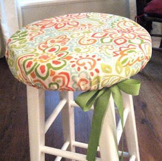 Reupholster Bar Stools, Bar Stool Makeover, Stool Makeover, Bar Stool Covers, Diy Stool, Bantal Sofa, Stool Covers, Creative People, Diy Projects To Try