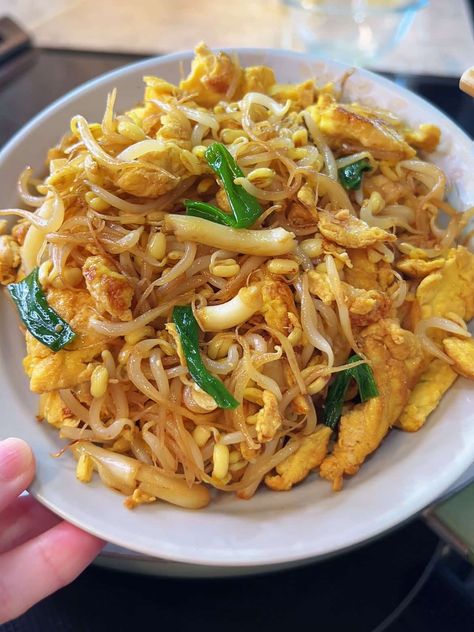 Bean Sprout Stir Fry with Eggs | Easy 10-minute Recipe with Video Recipes With Bean Sprouts Stir Fry, Fresh Bean Sprout Recipes, Chicken Bean Sprouts Stir Fry, Bean Sprout Recipes Stir Fry, Beans Sprouts Recipes, Stir Fry With Bean Sprouts, Recipes With Bean Sprouts, Recipe With Bean Sprouts, Beansprout Recipes