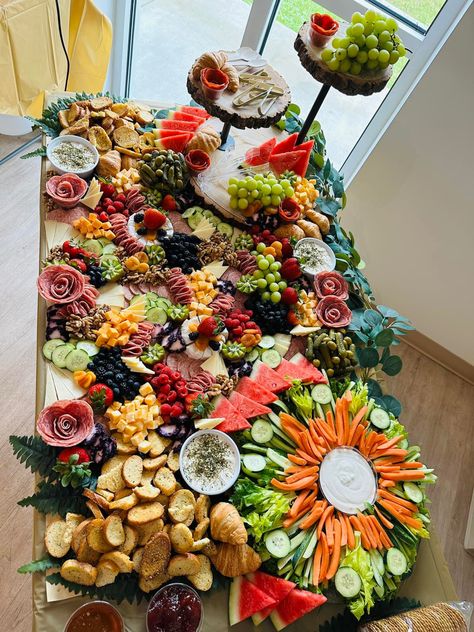 Charcuterie Board Ideas Decor, Beautiful Grazing Table, Best Fruit For Charcuterie Board, Evening Charcuterie Board, New Years Grazing Table, Summer Grazing Board Ideas, Charcuterie Board 30 People, Event Food Ideas Catering, Round Table Charcuterie Display