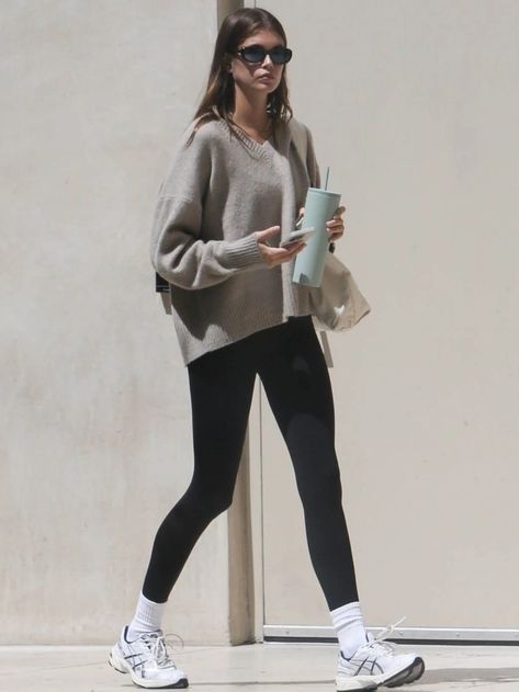 Outfits Leggins, Modest Workout, Gym Ootd, Kaia Gerber Style, Pilates Outfit, Gymwear Outfits, Gym Crush, Look Legging, Modest Casual Outfits