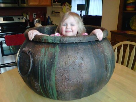 Make A Cauldron, Diy Cauldron, Large Cauldron, Led Xmas Lights, Haunted Trail, Halloween Cemetery, Cardboard Diy, Halloween Forum, Witches Cauldron