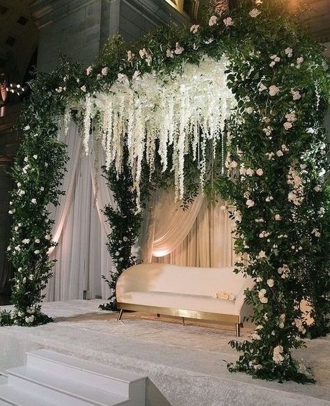 Flower Dekoration Wedding, Dreamy Mandap Decor, Wedding Stage White Theme, Outside Indian Wedding, Nikkah Decor Indoor, Wedding Stages Modern, Wedding Settyback Decorations, Mandap Ideas Indoor, Asian Wedding Stage Decor