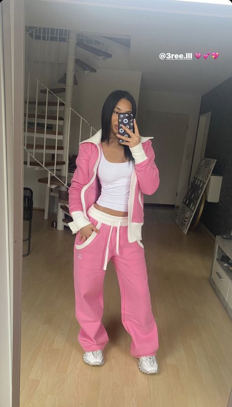 Pink Loungewear Aesthetic, Pink And Green Clothes, Pink Sweatpants Outfit, Sweatpants Aesthetic, Pink Loungewear, Pink Streetwear, Clueless Outfits, Sweatpants Outfit, Cute Lazy Day Outfits