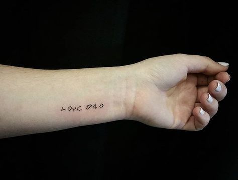 Tattoo Handwriting Memorial, Hand Writing Tattoo Memorial, Parent Handwriting Tattoo, Simple Father Daughter Tattoos, Tattoo For Parents Meaningful, Parents Handwriting Tattoo, Tattoos For Parents Meaningful, Hand Written Tattoos, Father Daughter Tattoos Meaningful