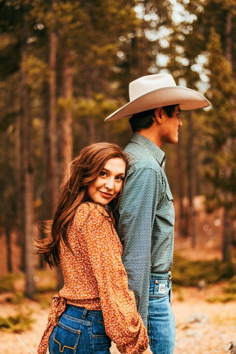 Fall Couples Photoshoot Outfits Country, Playful Couple Photoshoot, Engagement Photos Plus Size Bride, Cute Couple Picture Ideas, Casual Couples Photoshoot, Country Couple Photos, Western Engagement Pictures, Western Couple Photoshoot, Western Engagement Photos