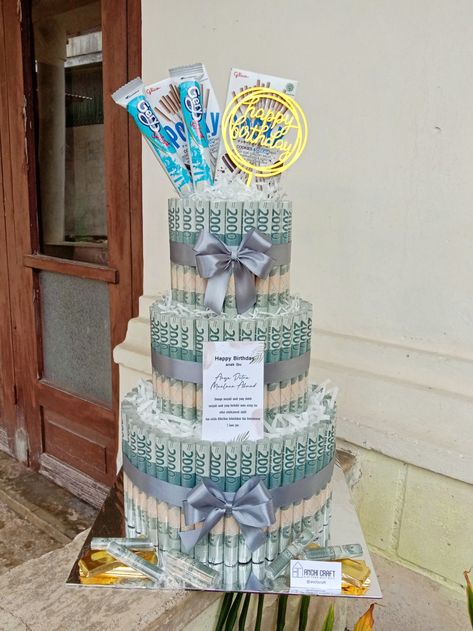 Money tower @anchicraft Happy Birthday Money Gift, Money Tower Cake, Tower Snack Birthday, Tart Snack Buket, Diy Candy Cake Tower, Snack Tower Ideas, Snack Cake Tower Birthday, Money Cake Birthday, Bucket Money