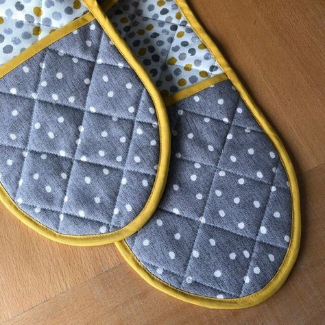 Make your own oven gloves! — The Fabric Quarter Oven Mits Diy Sewing Tutorials, Oven Gloves Pattern Sewing, Oven Gloves Pattern Free, Oven Gloves Pattern, Oven Mitt Pattern, Crochet Ideas Aesthetic, Quilted Potholder Pattern, Aesthetic Knit, Oven Mits