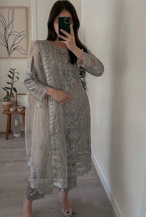 Formal Dresses Pakistani, Wedding Outfits Pakistani, Dresses Pakistani Wedding, Clarisse La Rue, Fancy Suits, Eid Outfit Ideas, Pakistan Dress, Pakistani Formal Dresses, Fancy Suit