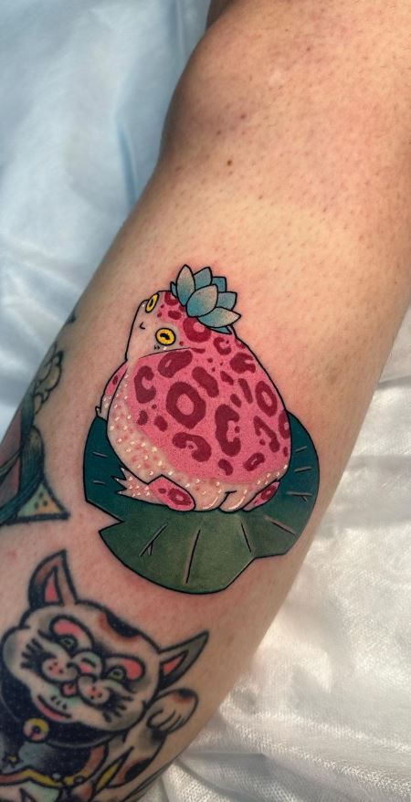 Frog Tattoo Knee, Color Knee Tattoo, Floral Frog Tattoo, Halloween Frog Tattoo, Traditional Cute Tattoo, Witchy Frog Tattoo, Whimsical Tattoo Designs, Frog With Wings Tattoo, Narrow Tattoo Ideas