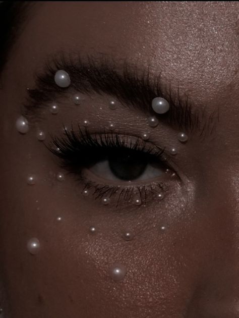 Pearl And Diamond Makeup, Oontz Oontz Aesthetic, Sequin Face Makeup, Makeup Looks Glitter Eyeshadow, Stick On Pearls Makeup, Makeup Ideas Pearls, Mermaid Body Jewelry, Makeup W Pearls, Sparkly Eye Makeup Looks