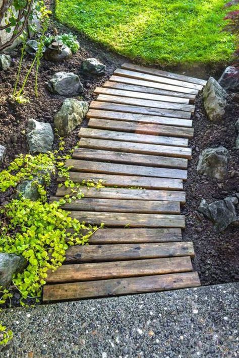 Utilize reclaimed pallet wood to build a rustic wooden walkway. You can use it to link two areas of your backyard, or to add some character to a quiet corner.  Get the tutorial at Funky Junk Interiors. Garden With Rocks, Pallet Walkway, Taman Diy, Wood Walkway, Jardim Diy, Garden Walkway, Pallet Garden, Pallets Garden, Have Inspiration