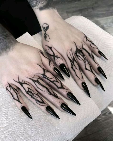 Tattoo Ideas Goth, Gotik Tattoo, Finger Tattoo Ideas, Tato Jari, Goth Tattoo, Creepy Tattoos, Geniale Tattoos, Gothic Tattoo, Dark Ink