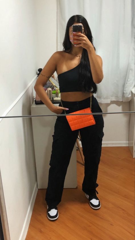 Juicy Fest Outfit, Outside Concert Outfit Hip Hop, Concert Outfits With Dunks, Rap Concert Inspo Outfit, Jordan 1 Outfit Women Concert, Concert Outfit R And B, Larry June Concert Outfit, Outfit Ideas For Rap Concert, Concert Outfit Chris Brown