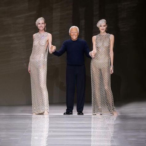 Giorgio Armani Privé Fall Winter 2024-25 “Serenity”. Story by RUNWAY MAGAZINE: https://runwaymagazines.com/giorgio-armani-prive-fall-winter-2024-25/ In a world that increasingly cries out for peace and serenity, Giorgio Armani’s latest Privé collection for Fall Winter 2024-25 arrives like a gentle decree for tranquility in the tumult of modern fashion. This season, Armani has chosen pearls—the timeless symbol of wisdom, purity, and love—to anchor his designs, weaving their serene beauty thro... Giorgio Armani Designer, Runway Magazine, Pearl Dress, Armani Prive, Double Breasted Coat, International Fashion, Old Hollywood Glamour, Runway Collection, Modern Fashion