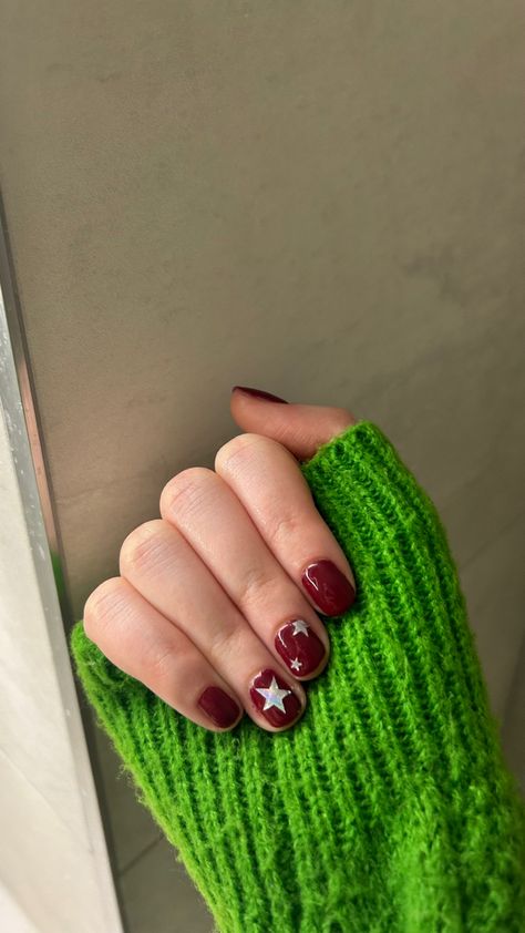 Red and silver star nails for christmas #nails #christmas #stars Red And Silver Short Nails, Stargirl Nails Short, Red And Silver Nails Short, Nail Inspiration Stars, Red And Silver Star Nails, Star Christmas Nails, Red Nails Inspo Short, Short Nail Christmas, Short Nails With Stars