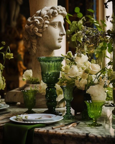 Fun Banquet Ideas, Ancient Roman Wedding Theme, Roman Inspired Wedding, Roman Wedding Decor, Roman Decorations Party, Greek Garden Party, Greek Event Decor, Green Themed Dinner Party, Mount Olympus Party