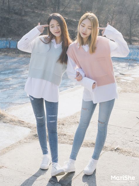 Korean Twin Look Fashion - Official Korean Fashion Twins Fashion, Korean Fashion Ideas, Korean Fashion Outfits, Twin Outfits, Bff Outfits, Korean Girl Fashion, Korean Fashion Trends, Ulzzang Fashion, Mode Inspo