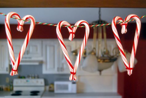 Candy_Cane_Garland761860804753955342 Candy Cane Garland, Diy Candy Cane, Christmas Contests, Candy Cane Crafts, Leftover Candy, Candy Cane Decorations, Canes Decor, Heart Garland, Holiday Garlands