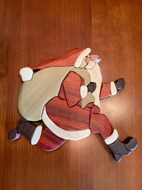 Intarsia Wood Patterns Free Woodworking Plans, Bois Intarsia, Intarsia Wood Patterns, Scroll Saws, Whimsical Santa, Scroll Art, Santa Carving, Intarsia Patterns, Scroll Saw Pattern