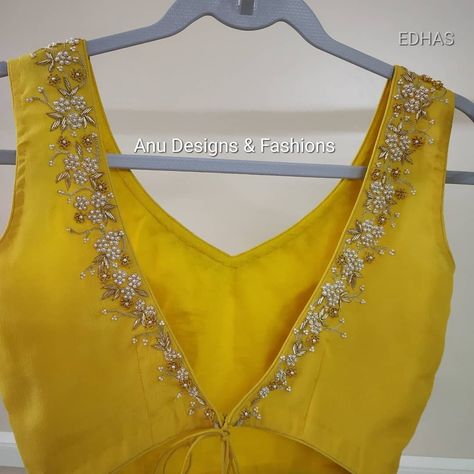 Sleeveless yellow saree blouse Yellow Saree Blouse, Saree Blouse Sleeveless, Designer Blouse Patterns Unique, Yellow Blouse Designs, Sleeveless Blouse Designs, Kundan Work, Backless Blouse Designs, New Saree Blouse Designs, Fashionable Saree Blouse Designs