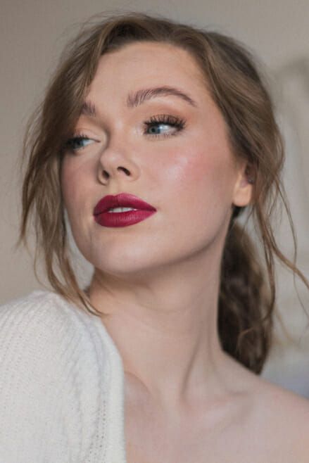 Autumn Wedding Makeup Bridesmaid, Dark Lip Bridal Makeup, Soft Glam With Red Lip, Berry Lip Makeup, Burgundy Lips Makeup, Wedding Makeup Inspiration, Berry Makeup, Pale Skin Makeup, Fall Wedding Makeup