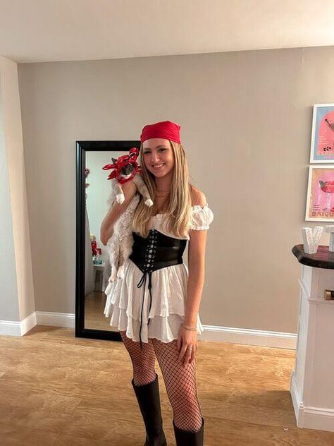 16 DIY Halloween Costume Ideas For Women Cute Pirates Costumes, Helloween Costume Girl, Make Pirate Costume, Women’s Pirate Costume Ideas, Diy Woman’s Pirate Costume, Women’s Pirate Halloween Costume, Woman Pirate Halloween Costume, Pirate Dress Costume, Woman’s Pirate Outfit