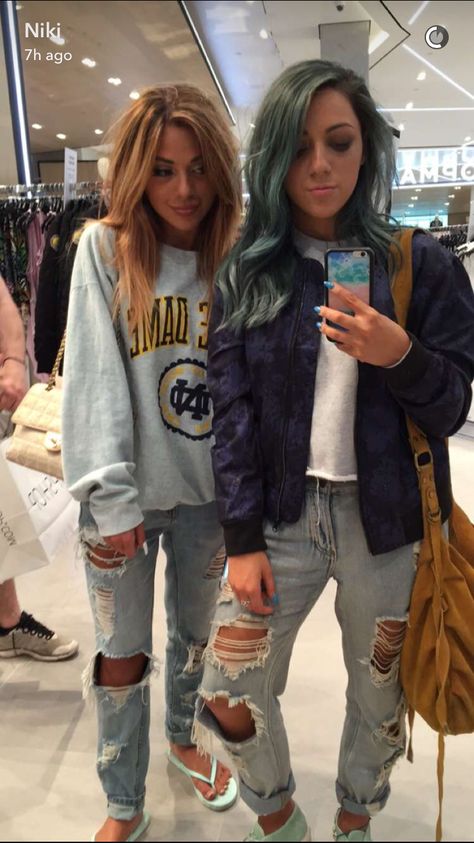 Niki and Gabi DeMartino Niki And Gabi, Nikki And Gabi, Gabi And Niki, Gabi Demartino, Alisha Marie, Augmented Reality, Comfy Outfits, Passion For Fashion, Boyfriend Jeans