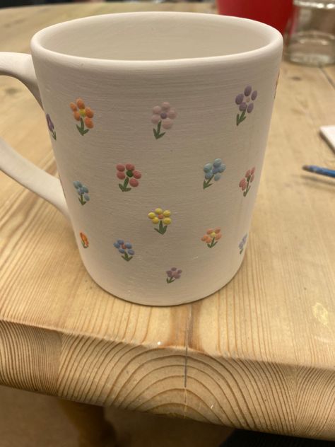 Paint Pottery Inspiration, Easy Pottery Designs Painted, Pottery Flower Painting, Painted Cup Ideas, Ceramics Painting Ideas Aesthetic, Painting Ideas On Mugs, Paint And Pottery Ideas, Paint Pottery Mug, Painting Ideas On Cups