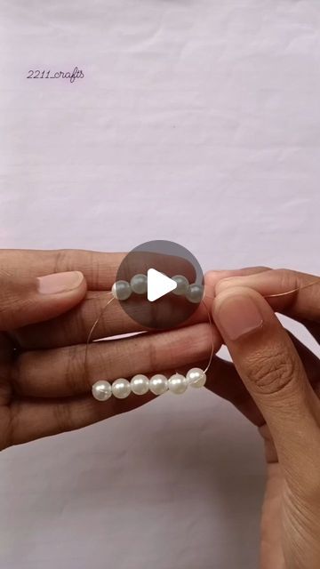 Pearl Brooch Diy, Diy Beaded Bow, Diy Broches Pin, How To Make A Bow With Beads, Beaded Hair Clips Diy, Bow Clips Diy, Bead Hair Clip, Bow Beads, Beaded Bow