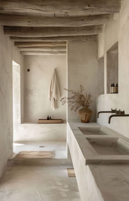 Authentique et contemporain : nos inspirations de salle de bain avec du béton ciré - Earth Tone Bathroom, Earthy Bathroom, Spa Inspired Bathroom, Mediterranean Interior, Concrete Bathroom, Beige Bathroom, Bathroom Inspiration Decor, Minimalist Bathroom, Bathroom Inspiration