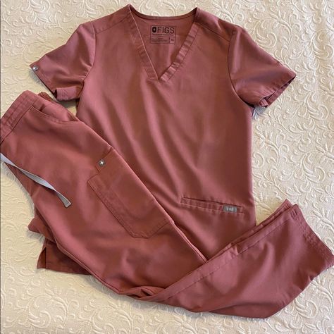 I Have A Like Brand New Xs Fig Set For Sale. Pants Are Yola Style Regular Length. Top Is Xs. Perfect Condition. Fig Scrubs Women, Brown Scrubs, Medical Student Outfit, Nurse Vibes, Nurse Fashion, Hospital Scrubs, Nurse Hairstyles, Scrub Style, Ultrasound Tech