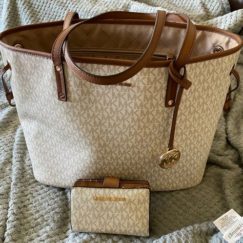 Mk Bags Michael Kors Totes, Michael Kors White Bag, Mk Bag Outfit, Michael Kors Bag Outfit, Mk Bags Michael Kors, Mk Tote Bag, Hang Bag, Michael Kors Tote Bag, Luxury Tote Bags