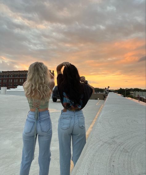 Sunset Rooftop Photoshoot, Duo Poses Instagram, Parking Garage Photoshoot Friends, Duo Instagram Pictures, Garage Pictures Instagram, Parking Deck Photoshoot, Princess Shoot, Parking Garage Pics, Garage Photos