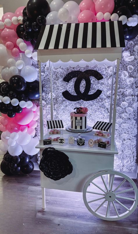 Chanel 30th Birthday Ideas, Sweet 16 Chanel Theme, Chanel Decorations Party, Dior Birthday Theme, Dior Birthday Party, Chanel Party Theme Decoration, Vogue Themed Party, Chanel Sweet 16, Chanel Party Theme