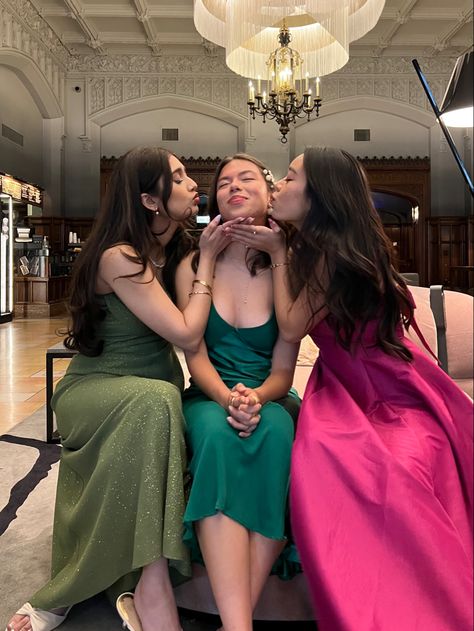 Three People Prom Poses, Prom Picture Ideas For Groups, Prom Poses 3 Friends, Prom Picture Poses For Friends Trio, Fun Prom Photoshoot Ideas, Prom Girl Group, Prom Poses For Friends Trio, Prom Poses Aesthetic, Trio Prom Poses