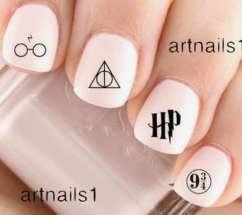 Maquillage Harry Potter, Harry Potter Nails Designs, Harry Potter Nail Art, Harry Potter Nails, White Nail Art, Simple Nail Art Designs, Best Nail Art Designs, Art Water, Disney Nails