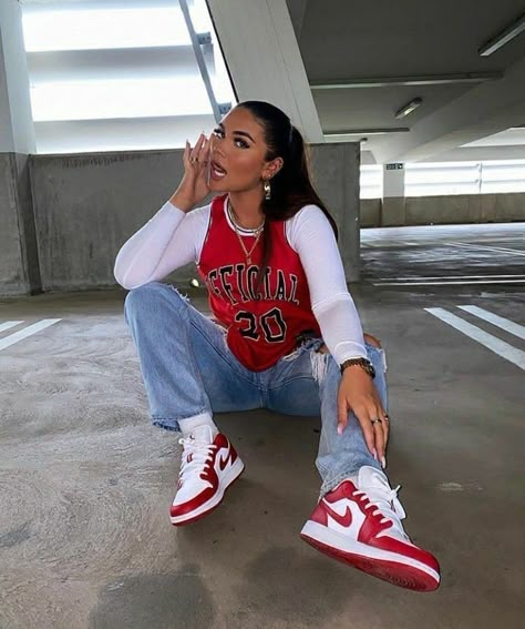 Bulls Outfit Woman Chicago, Basketball Jersey Outfit Women Fashion, How To Style A Basketball Jersey Women, Basketball Game Outfit Women, Male Athletes, Jordan 1 Sneakers, Nba Game, Nba Outfit, Jersey Style