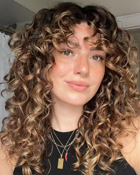 Summer Highlights Curly Hair, Curly Hair Bangs Glasses, Curly Hair Shag Haircut, Money Piece Curly Hair, Curly Hair Color Ideas, Curly Hair Color, Spring Hair Color Trends, Curly Cuts, Curly Hair Bangs