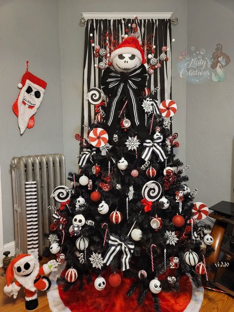 Black Xmas Tree, Black Christmas Decorations, Nightmare Before Christmas Tree, Christmas Tree Inspo, Halloween Christmas Tree, Nightmare Before Christmas Ornaments, Scary Christmas, Nightmare Before Christmas Decorations, Tree Themes