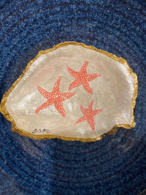 Hand painted acrylic starfish trinket/ring dish. Wooden stand added on the back for stability. Shell Crafts Painting, Rock Painting Ocean Theme, Hand Painted Shells, Painted Sea Shells Ideas Easy, Painting On Shells Seashells Ideas, Shell Painting Ideas Seashells, Painted Oyster Shells Ideas, Seashell Painting Ideas, Painting Seashells Ideas