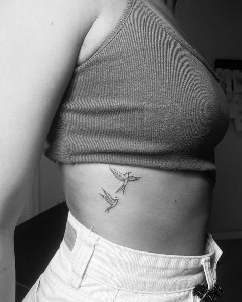 Bird Ribcage Tattoo, Bird Tattoos For Women Ribs, Hummingbird Tattoo Ribs, Birds Rib Tattoo, Small Bird Tattoos For Women Arm, Fineline Rib Tattoo, Hummingbird Rib Tattoo, Bird Tattoo On Ribs, Little Bird Tattoos For Women