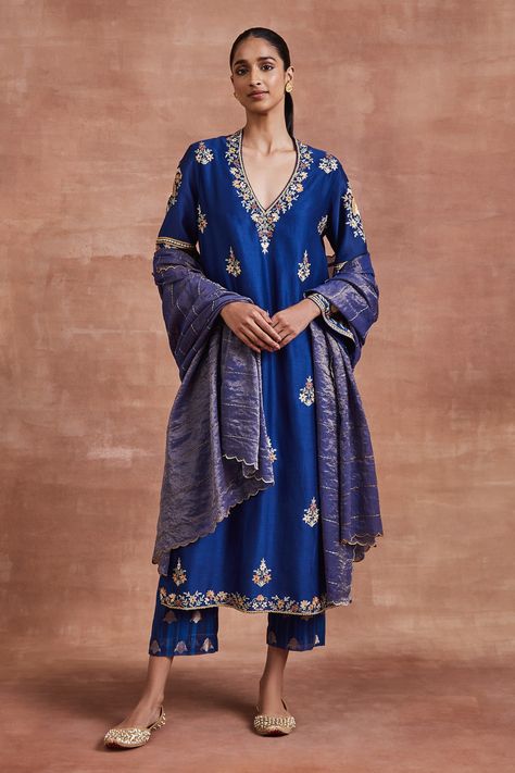 Suit Neck Designs Indian, Suit Designs Indian Style, Suits For Women Indian, Suit Neck Designs, Silk Kurti Designs, Kurta Set For Women, Indian Designer Suits, Simple Kurta Designs, Neck Designs For Suits