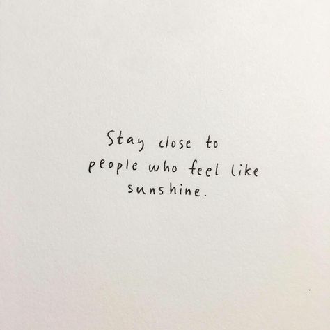 People Who Feel Like Sunshine, Stay Close To People, Inspirerende Ord, Motiverende Quotes, Happy Words, Some Words, Wise Quotes, Poetry Quotes, Quote Aesthetic