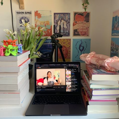 Book Youtube Ideas, You Tuber Aesthetic, Book Influencer Aesthetic, Filming Aesthetic Youtube, Booktuber Aesthetic, Youtuber Aesthetic Life, Watching Youtube Aesthetic, Booktube Ideas, Booktube Aesthetic