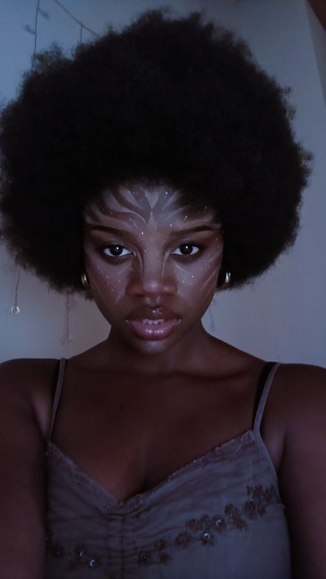 Makeup na'vi avatar way of water pandora neytiri darkskin black fantasy Skin Tone Avatar Makeup, Avatar Cosplay Neytiri, Avatar Navi Makeup, Human Avatar Makeup, Avatar Makeup Look Simple, Neytiri Cosplay, Avatar Makeup Halloween, Avatar Make Up, Avatar Inspired Outfits