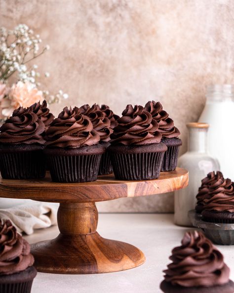 Chocolate Cupcake With Chocolate Icing, Fall Cupcakes Chocolate, Chocolate Tres Leches Cupcakes, Chocolate Cupcakes Photography, Brownie Batter Cupcakes, Pictures Of Baked Goods, Baked Goods Pictures, Elegant Chocolate Cupcakes, Chocolate Fall Cupcakes